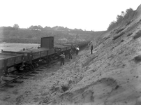 807258 Afbeelding van het beladen van een trein met zand in de zanderij van de N.S. te Maarn.